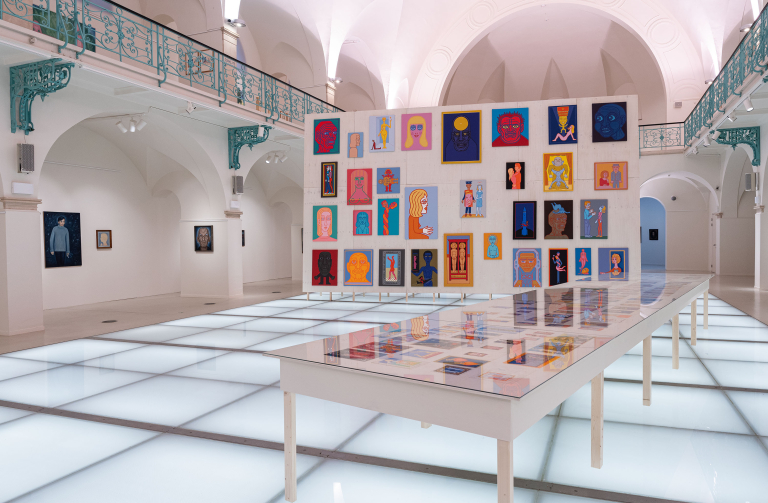 Pohled do výstavy Obrazy, slova, kosatce foto Matěj Kania